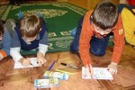 Рисуют мальчики войну...