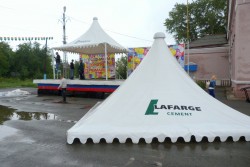 Сцена на площади подготовлена к любым погодным условиям